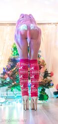 Cosplay babe Jeny Smith shows her pussy in an upskirt by the Christmas tree