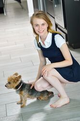 これが雌犬です、再び私はパンティーを着るのを忘れました！