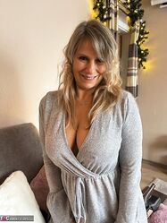 Middle-aged blonde Sweet Susi plays with her pussy after removing her leggings