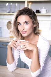 Glamour babe Cara Mell strips & shows her perfect tits & her succulent pussy