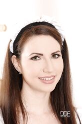 من أنت: خادمة أم عاهرة؟