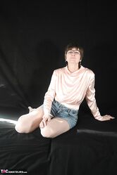MatureCougarMILFPetiteEuropeanBrunettesGlassesLingerieStripteaseSolo
