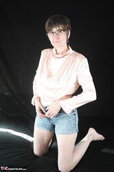 MatureCougarMILFPetiteEuropeanBrunettesGlassesLingerieStripteaseSolo