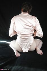 MatureCougarMILFPetiteEuropeanBrunettesGlassesLingerieStripteaseSolo