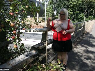 MILFBBWCurvyUnited KingdomBig AssMatureBlondesGlassesGrannyCougarTiny