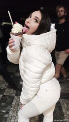 売春婦は行動のみを配ります