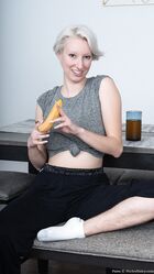 女性、あなたはこのバナナで何をしますか？
