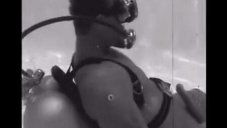 During the diving, she made an aqualangist a blowjob
