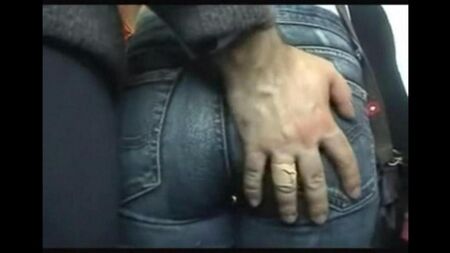 This is not the first time to paw the chick on the bus