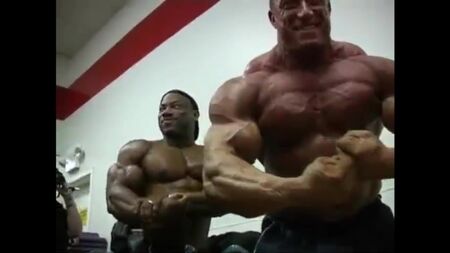 Markus Ruhl, Jay Cutler, Dexter Jackson & Gunter Schlierkamp Posing before Mr.Olympia 2004