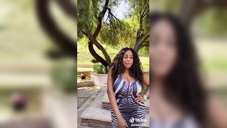 Niecy Nash shows off plump titties