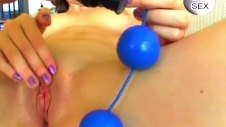 Brunette mature pleasures her pussy