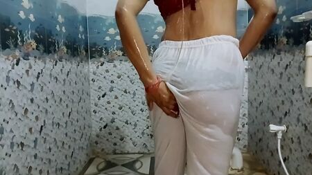 Indian mom bathing in open white legis make me feel better