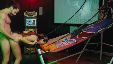 Le di un tour de mi cuarto de juegos a mi amiga y termino en una aventura sexual