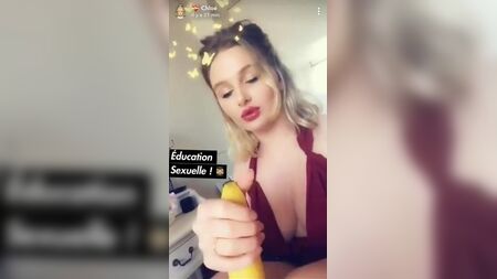 Une pute blanche montre comment bien sucer