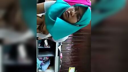 Malay- tetek besar layan vibrator