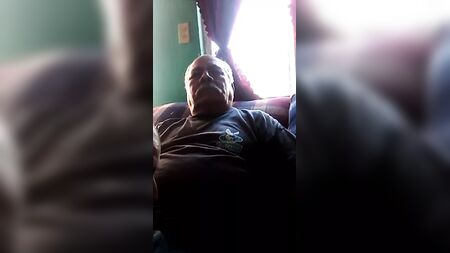 Vovo tarado batendo punheta no sofa