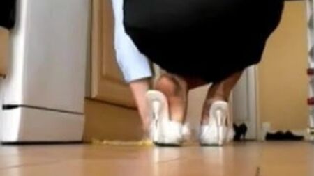 HOUSEWIFE IN RHT STOCKINGS