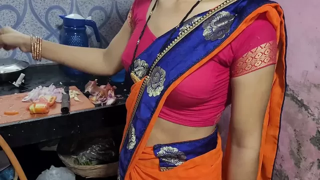 Khana Khana Xxxvideo Com - Desi bhabhi kitchen me khana bana rahi thi tabhi devar ne piche le bhabhi  ki - XXXi.PORN Video