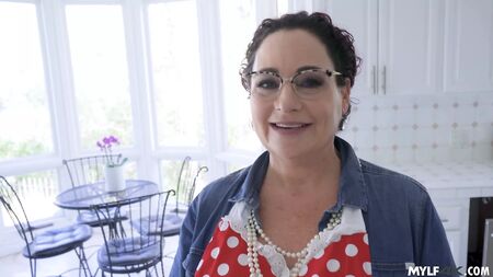 Finding sexy pics of a MILF and using her