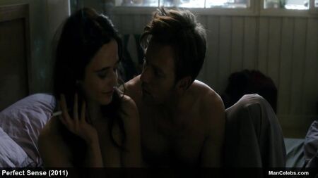 Ewan McGregor shows off his gorgeous ass & cock