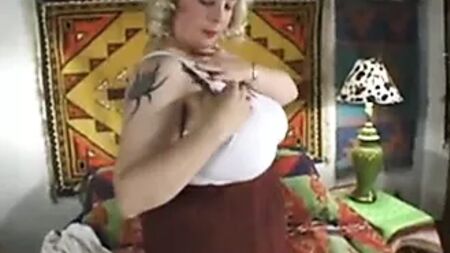 chubby woman with big tits in solo