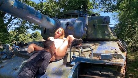 Bien baisée sur un char militaire