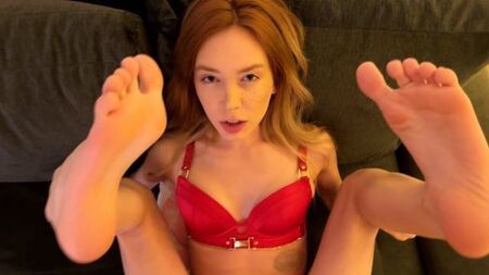 Pretended to be a sex doll and gave it to her pussy as a New Year's gift