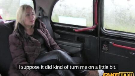 Taxi driver spread the blonde for sex