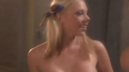 Sexy cheerleaders master the same -sex love
