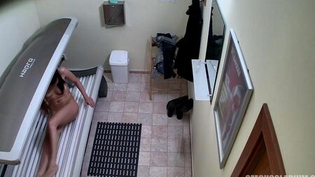 Hidden camera in the Czech solarium filmed a naked client
