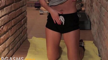 The girl brings herself to orgasm with her fingers