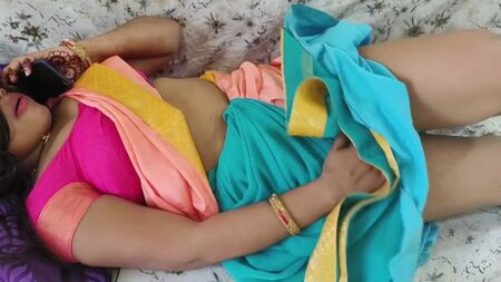 Desi bhabhi dusare sexy baat karate samay pakadi gahi