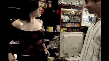 Quick sex with a saleswoman behind the counter