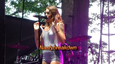 Tove Lo - Talking Body Flashes the crowd (Sweetlife Festival 2015)