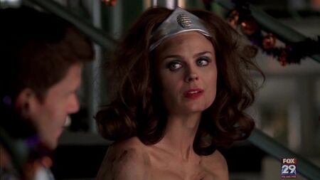 Emily Deschanel Sexy - Bones (2007) s03e05