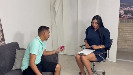 Mi cliente encontró mis juguetes sexuales y termine sometida ante el