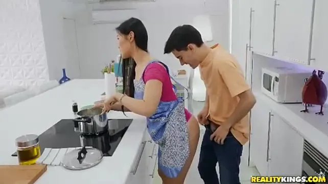 Jordi Is Fucking A Lady While She Cooking - Cooking with katana porn videos & sex movies - XXXi.PORN