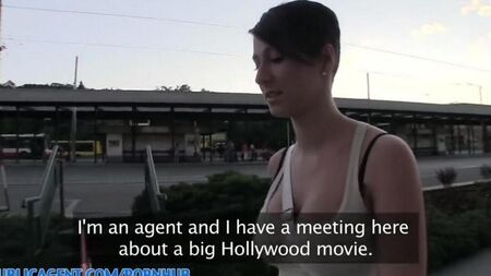 Emilia makes a blowjob and substitutes the vagina for a hundred euros