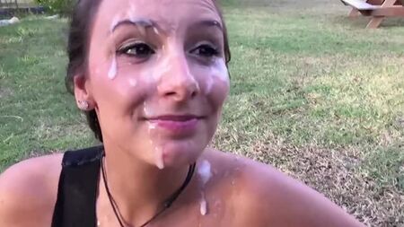 Ai vai uma compilação de jatos de porra no rosto da Mariah Leonne, essa puta adora receber uma bela carga de porra na cara