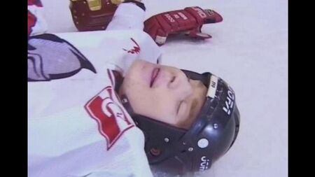 The fan gave the hockey player to fuck her in anal