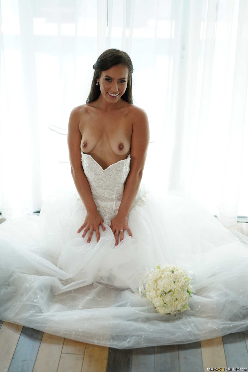 854px x 1280px - Beautiful bride Kelsi Monroe doffs her wedding dress to show her slender  body - XXXi.PORN Pics